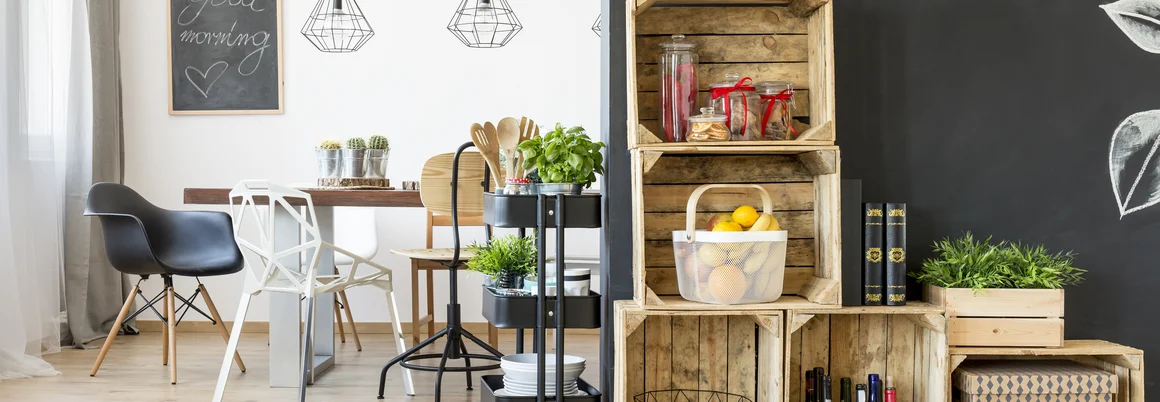 Offene Holzkisten als Regal im Esszimmer